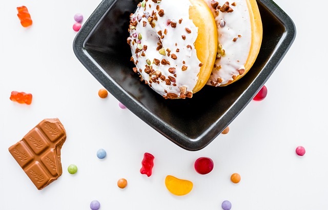 Bild zeigt zwei Donuts, Schokolade und Gummibärchen