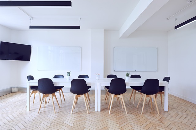 Bild zeigt Konferenzsaal, Tische, Stühle, Whiteboards